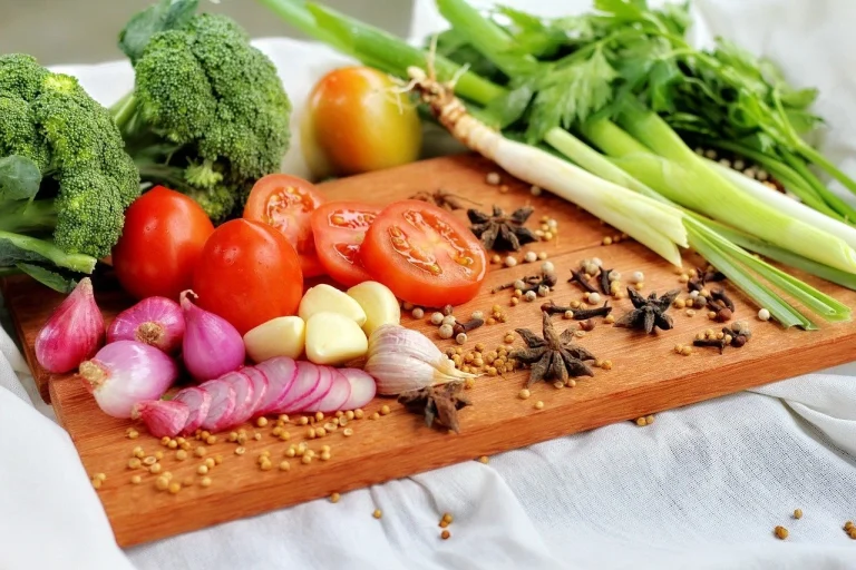 Imagen de tabla de corte con verduras - ¿ES CIERTO QUE NOS ALIMENTAMOS SALUDABLEMENTE?