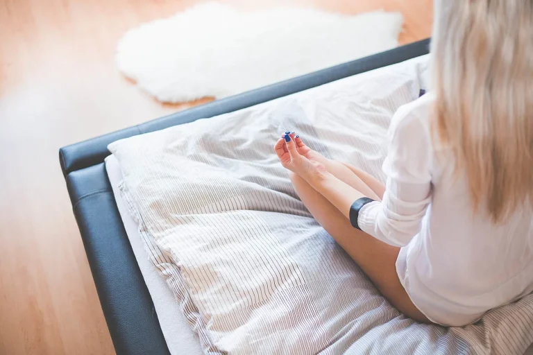 Imagen de mujer meditando - EL ESTRÉS EN EL CORAZÓN DE LAS MUJERES