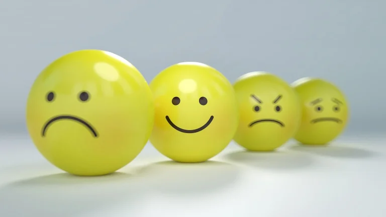 Imagen de emojis con diferentes caras - SER BUENO O SER FELIZ