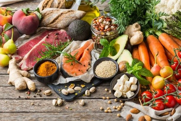 Imagen de mesa con alimentos variados - ALIMENTACIÓN SANA, TRABAJADOR SANO