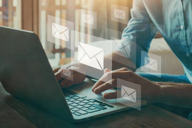 Imagen de una persona redactando un email - E-mails que interrumpen