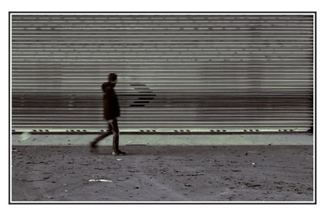 Imagen de una persona andando sola - BURNOUT, EL ENEMIGO SILENCIOSO