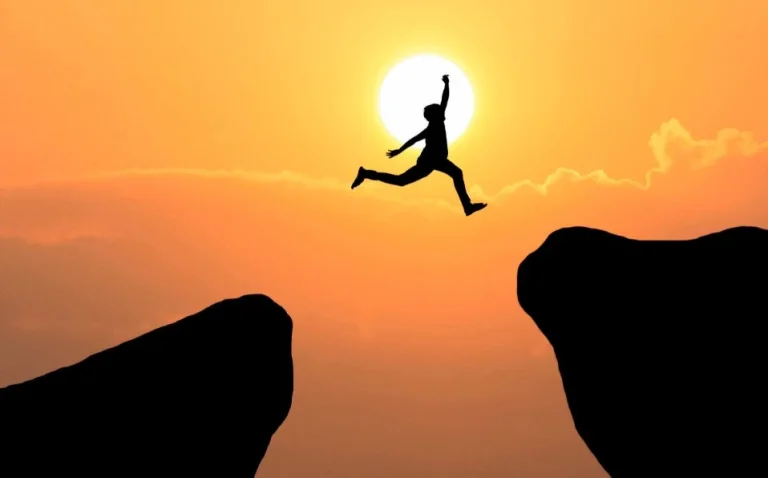 Imagen de persona saltando entre dos montañas - Fortalecer nuestra RESILIENCIA