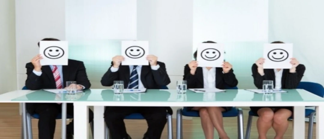 Imagen de ejecutivos con caras dibujadas - CALIDAD DE VIDA LABORAL