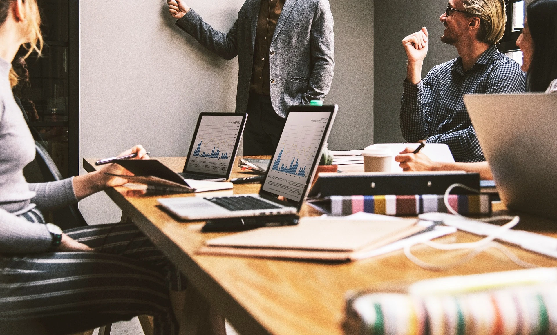 Imagen de personas trabajando en la oficina - EL BIENESTAR DE LA MANO DE LA PRODUCTIVIDAD
