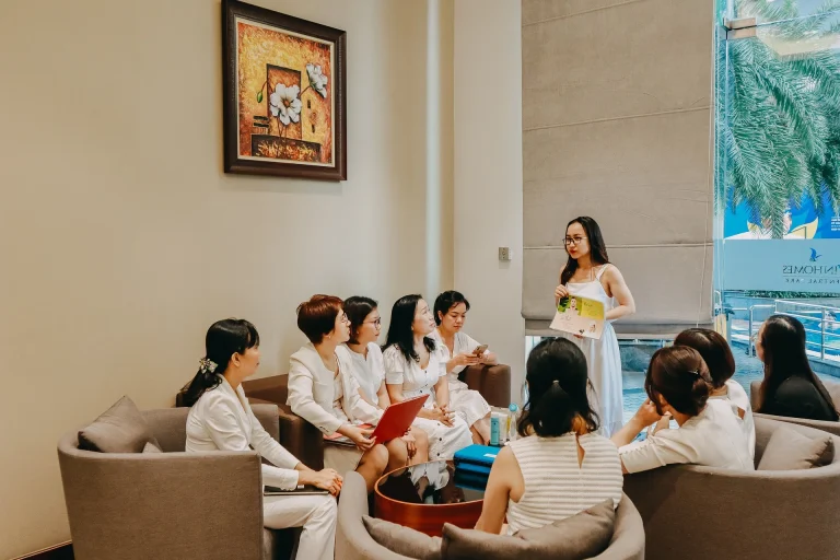Imagen de grupo de mujeres reunidas - CALIDAD DE VIDA LABORAL: PERSPECTIVAS Y FUTURO