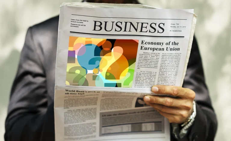 Imagen de ejecutivo leyendo el periódico - El Retorno de la Inversión en Prevención de Riesgos Laborales- ROI