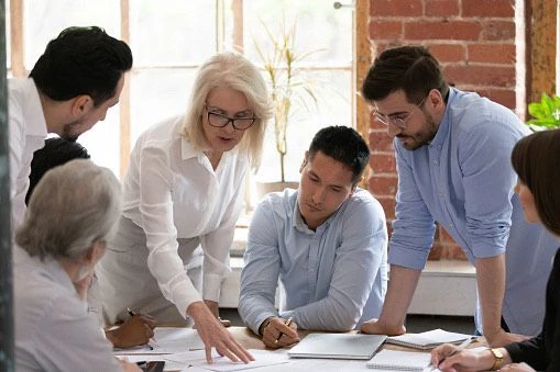 Imagen de oficina - UN GRAN LÍDER Y SU ESPÍRITU DE EQUIPO PARA HACER GRANDES LAS PERSONAS