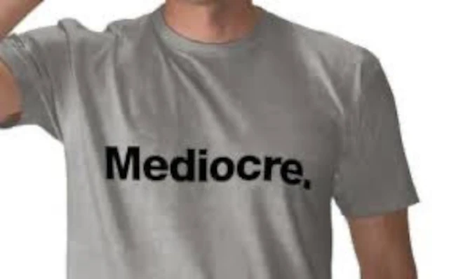 Imagen de una camiseta con la palabra mediocre - VALENTÍA FRENTE A MEDIOCRIDAD