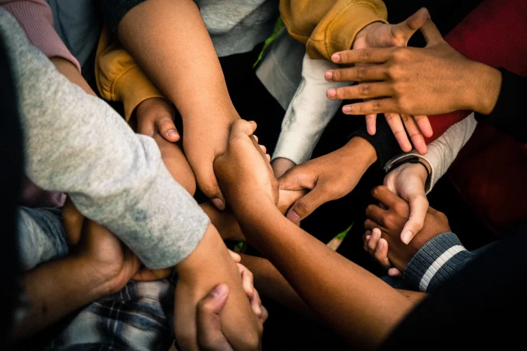 Imagen brazos entrelazados - TODOS JUNTOS VALEMOS MÁS