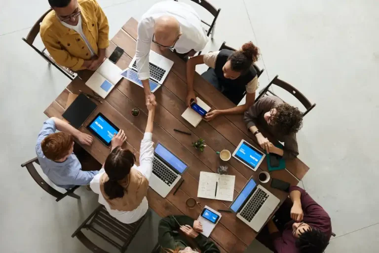 Imagen mesa de trabajo - EL DIRECTIVO EN UN ENTORNO DE INTELIGENCIA ARTIFICIAL NECESITA MÁS QUE NUNCA DE INTELIGENCIA EMOCIONAL