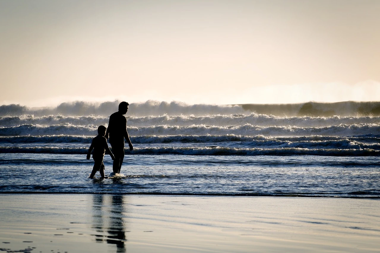 Imagen de padre e hijo paseando por la playa - POTENCIANDO LA CALIDAD DE VIDA LABORAL Y LA PRODUCTIVIDAD A TRAVÉS DE UNA ESTRATEGIA CENTRADA EN EL EMPLEADO