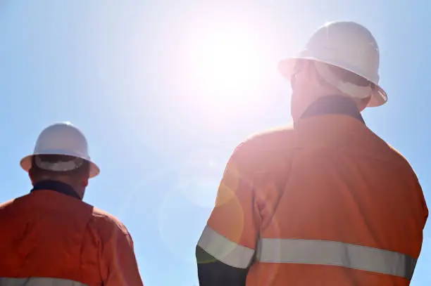 Imagen de dos operarios de espaldas - EL CALOR COMO RIESGO LABORAL, FACTORES Y MEDIDAS PREVENTIVAS