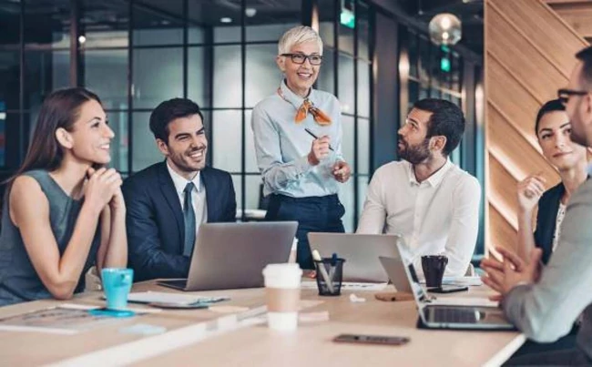 Imagen de pesonas trabajando - EL LÍDER QUE SABE APRECIAR A LA GENTE CON QUIEN TRABAJA