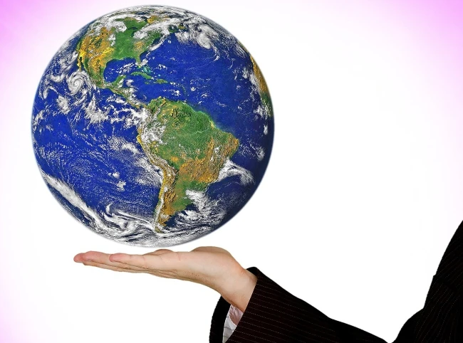 Imagen de mano sujetando el mundo - SER COMPROMETIDO NOS HACE MEJORES