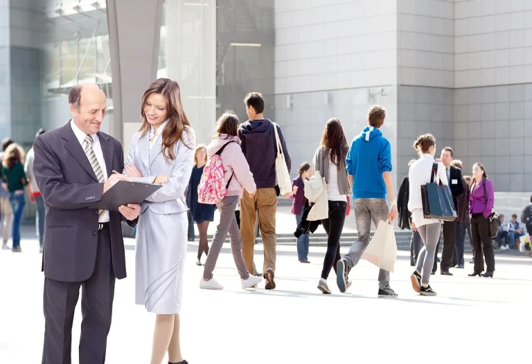 Imagen de personas andando - ESTRATEGIAS PARA COMBATIR EL EDADISMO, UNA LACRA SOCIAL Y ECONÓMICA