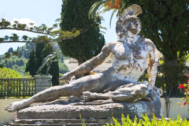 Imagen de estatua de Aquiles. AQUILES Y EL PUNTO VULNERABLE en la prevención de riesgos laborales