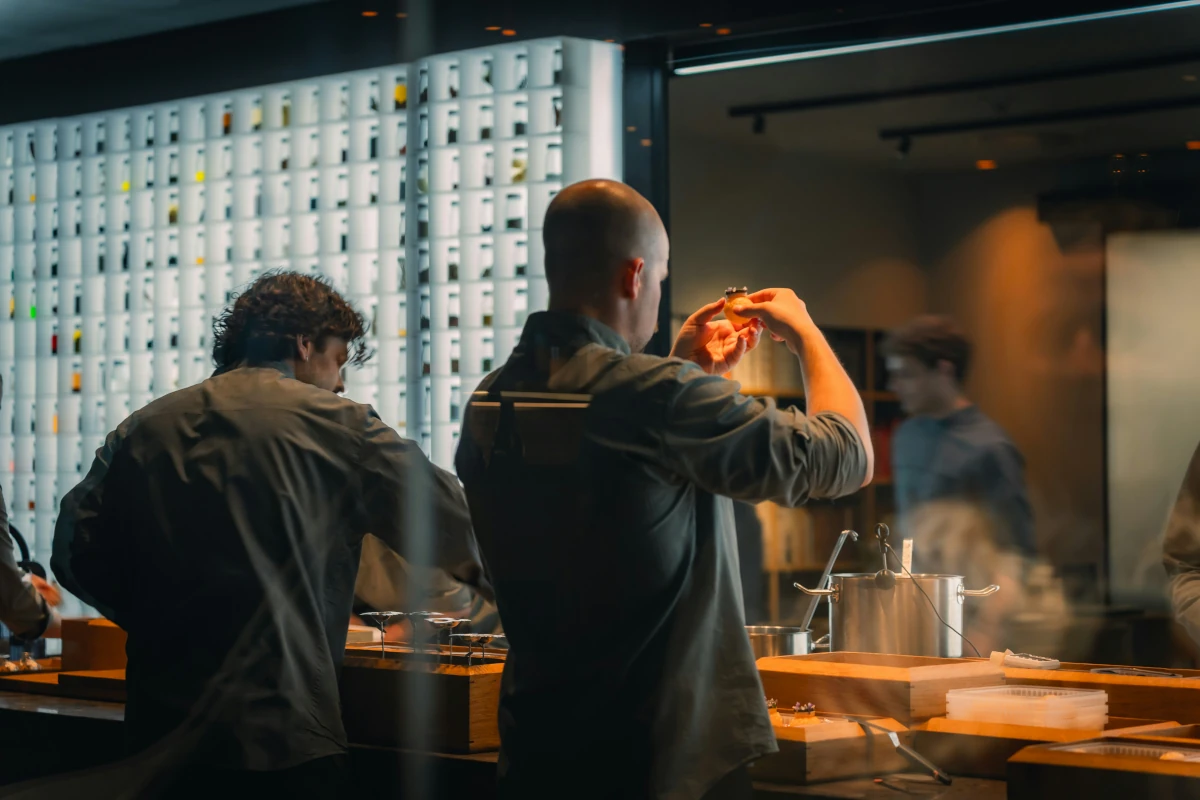 Imagen de dos trabajadores para EL TRABAJO DECENTE